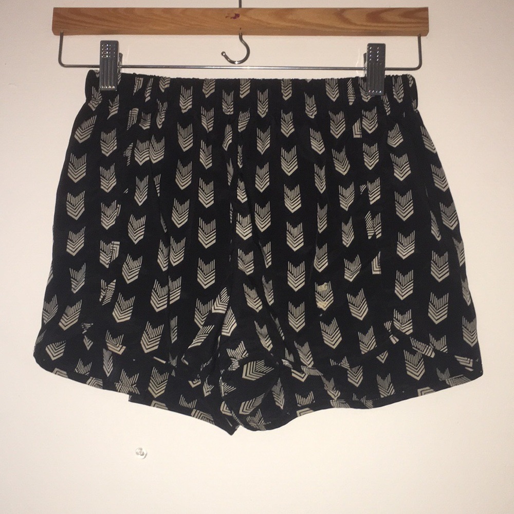 Black arrow flowey shorts